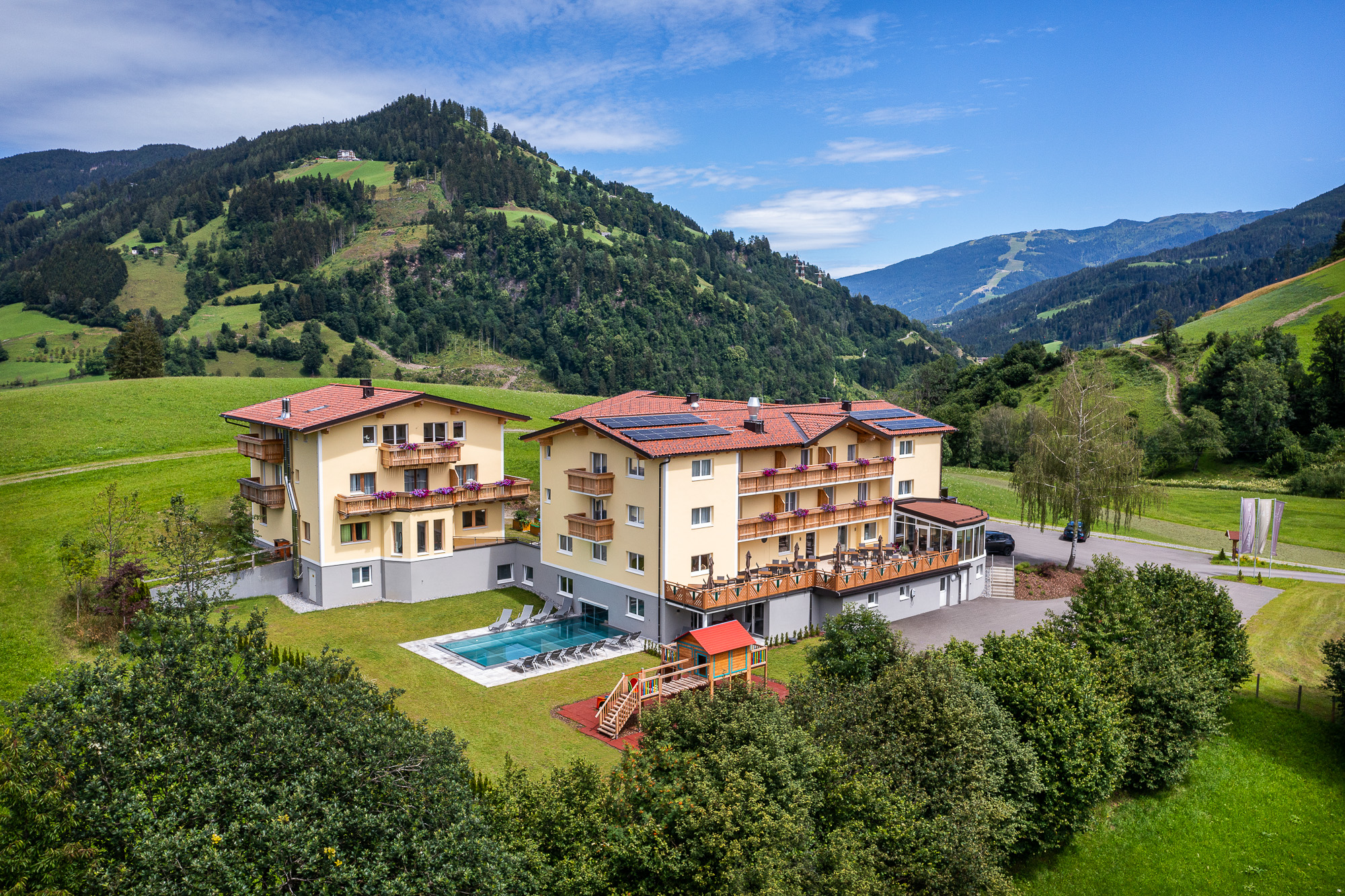Hotel St.Johann Alpendorf mit Pool